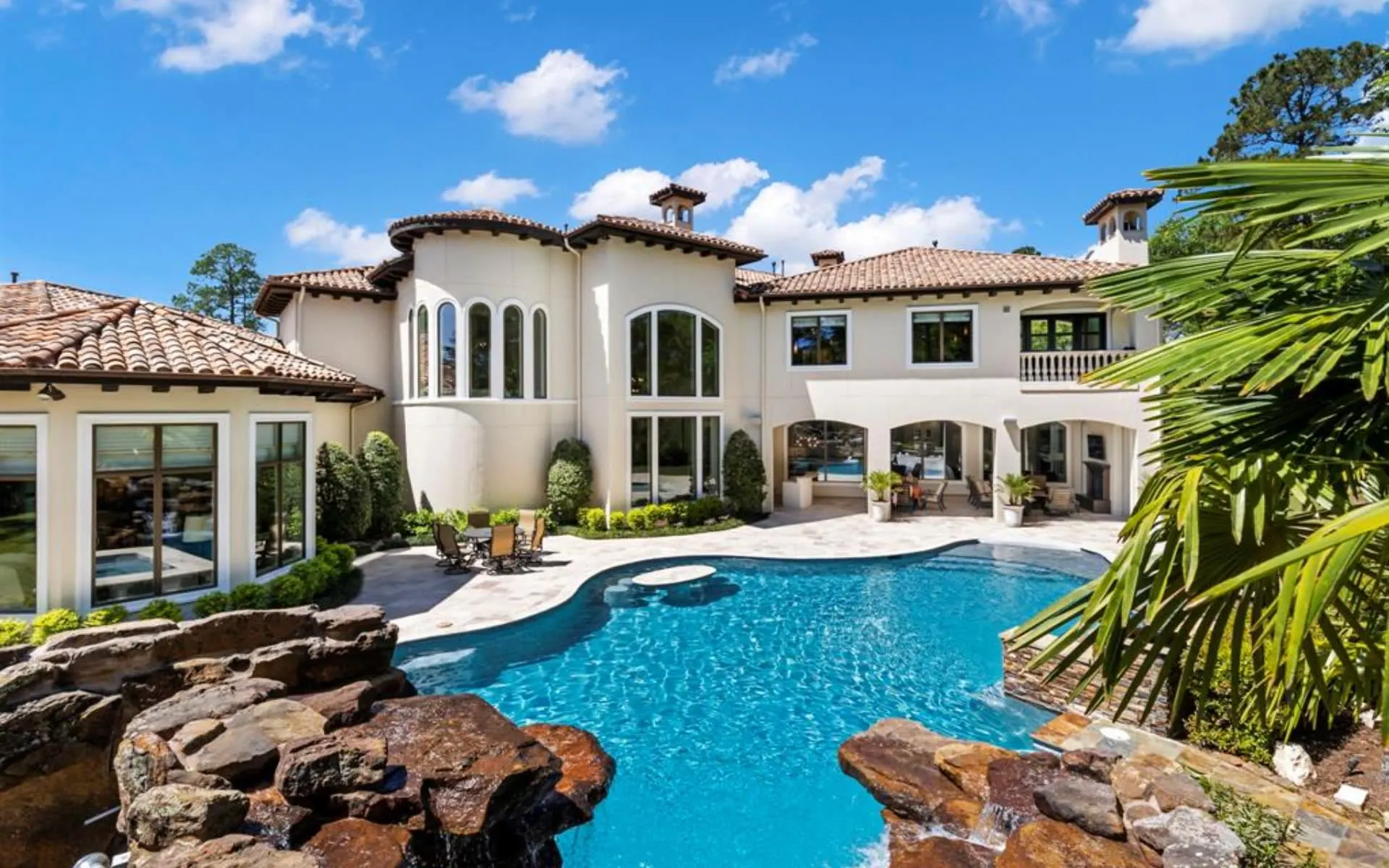 best luxury homes in the woodlands