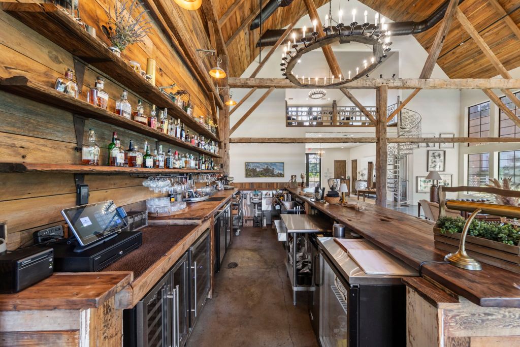 385 web or mls 1N0A1610 1