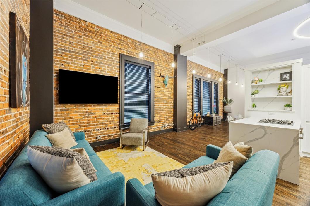 2889679 915 Franklin Street 2F