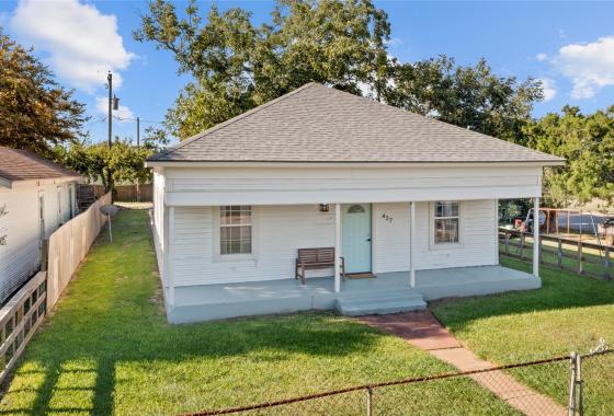 67072058 427 W 1st Street